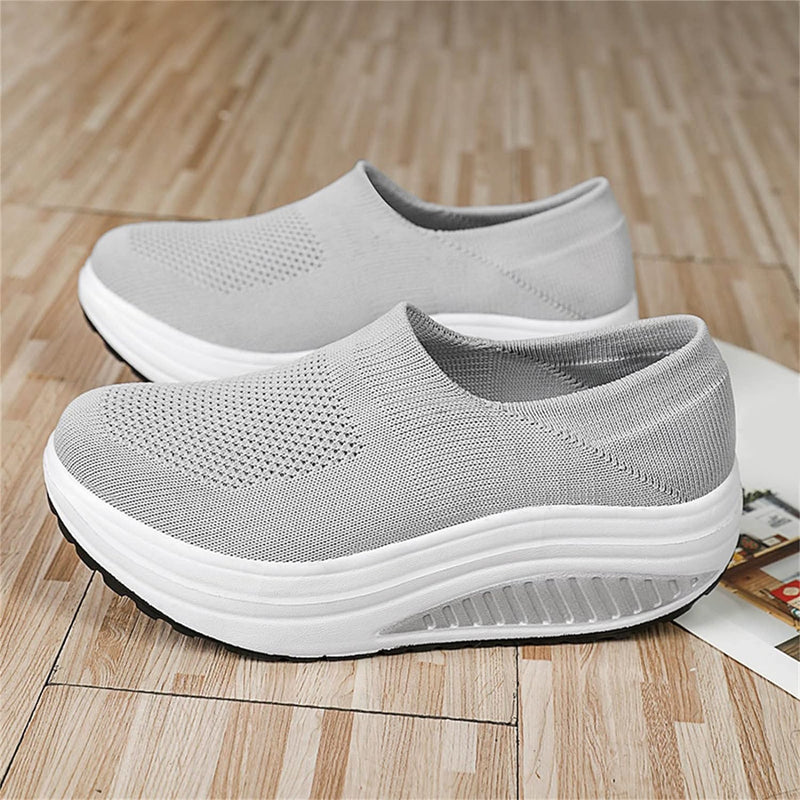 Graue Damen-Sneaker mit Keilabsatz, atmungsaktiv, rutschfest, bequem, auf Holzboden.