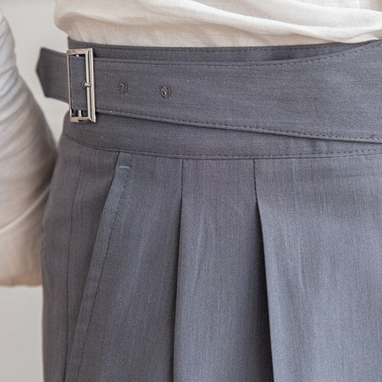 Grauer Faltenrock mit Gürtel, Damenmode, elegantes Design, Baumwolle, Büro-Outfit.