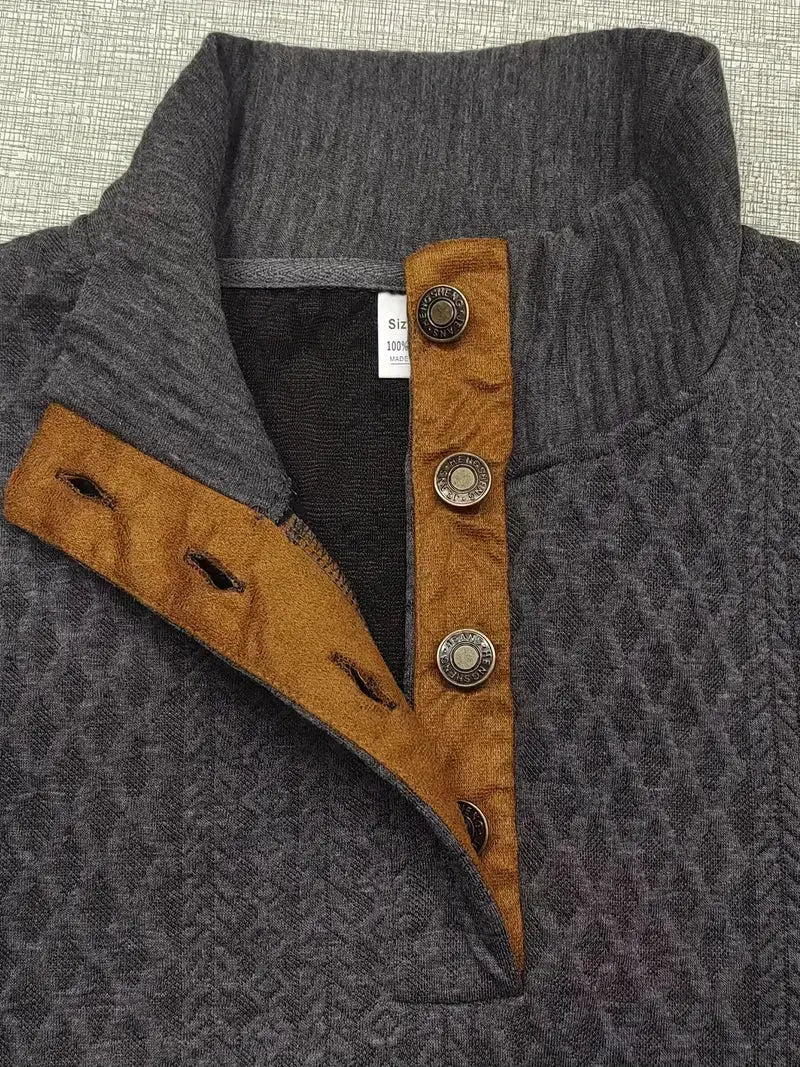 Grauer Outdoor-Strickpullover mit braunen Patches und Knöpfen, Herrenmode, warm, stilvoll.
