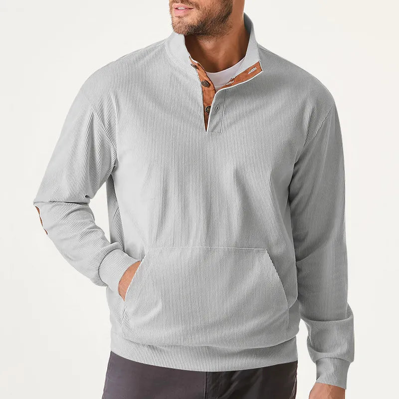 Grauer Herrenpullover mit Stehkragen, Knopfleiste und Kängurutasche aus Baumwolle.
