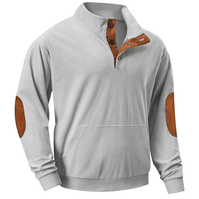 Grauer Herrenpullover mit braunen Ellbogen-Patches, Knopfleiste, Rippstrick, Freizeitmode.