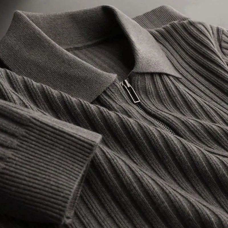 Grauer Strickpullover mit Reißverschluss, geripptes Design, Herrenmode, Winterbekleidung.