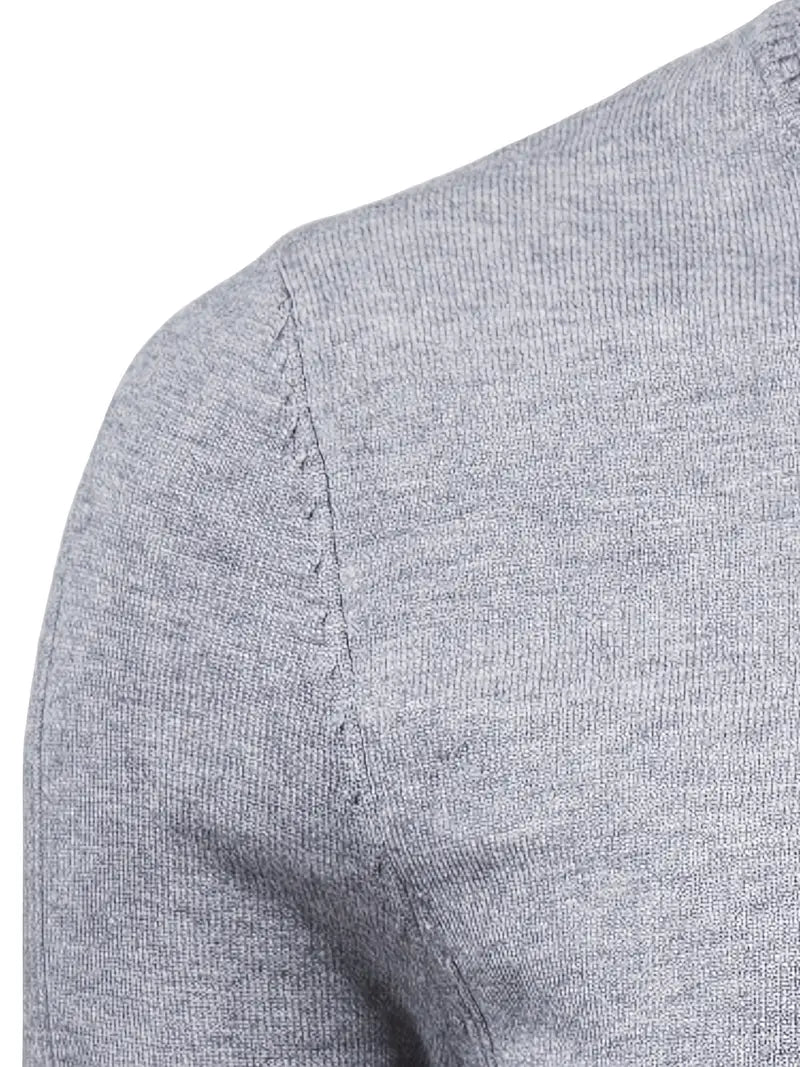Grauer Strickpullover aus Baumwolle, Nahaufnahme, weiches Material, modisches Design.