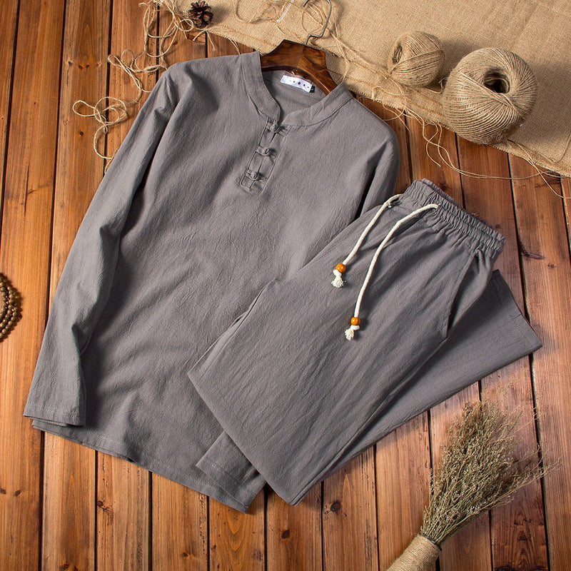 Graues Leinenhemd und Hose Set, Herrenmode, lässig, atmungsaktiv, Holzoptik Hintergrund.