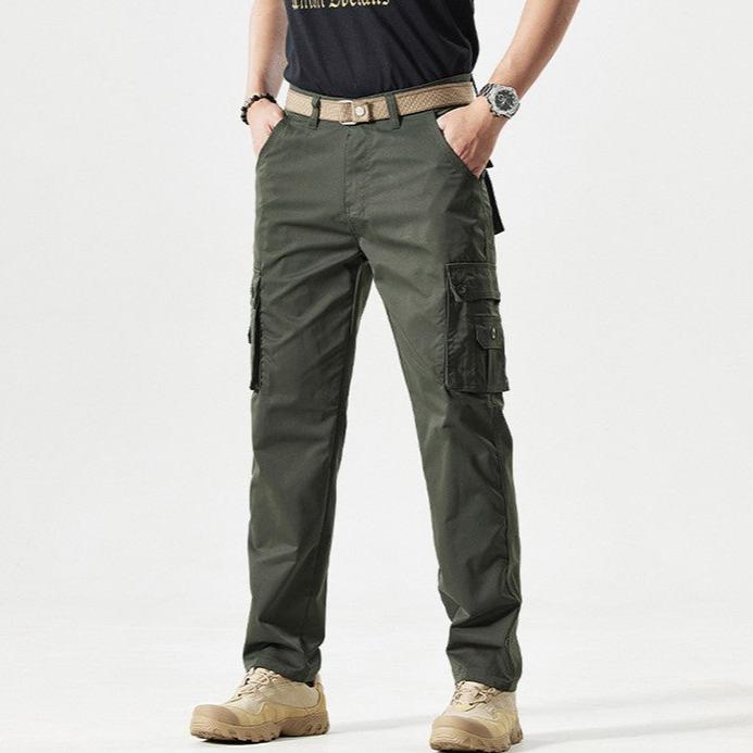 Grüne Herren-Cargohose mit Taschen, Gürtel und Stiefeln, ideal für Outdoor-Aktivitäten.
