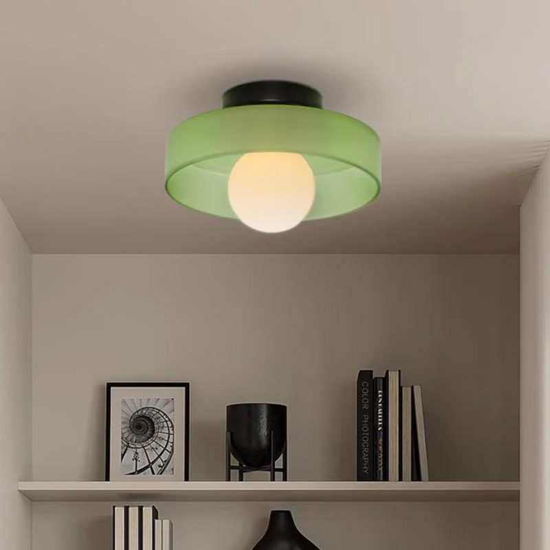 Grüne Deckenleuchte mit rundem Lampenschirm, modernes Design, Innenbeleuchtung.