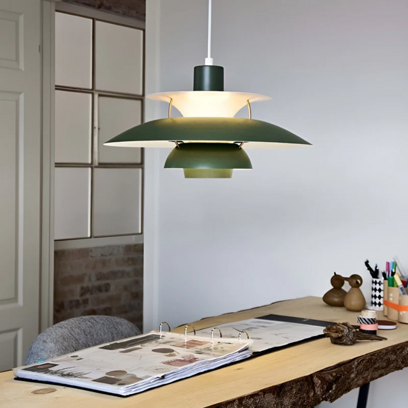 Grüne Pendelleuchte über modernem Holztisch, skandinavisches Design, Innenbeleuchtung.