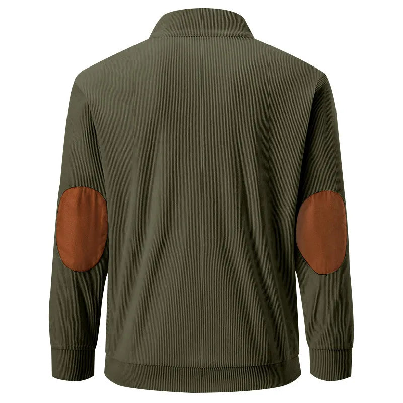Olivgrüne Herrenjacke mit braunen Ellbogen-Patches, geripptes Material, modisch und bequem.