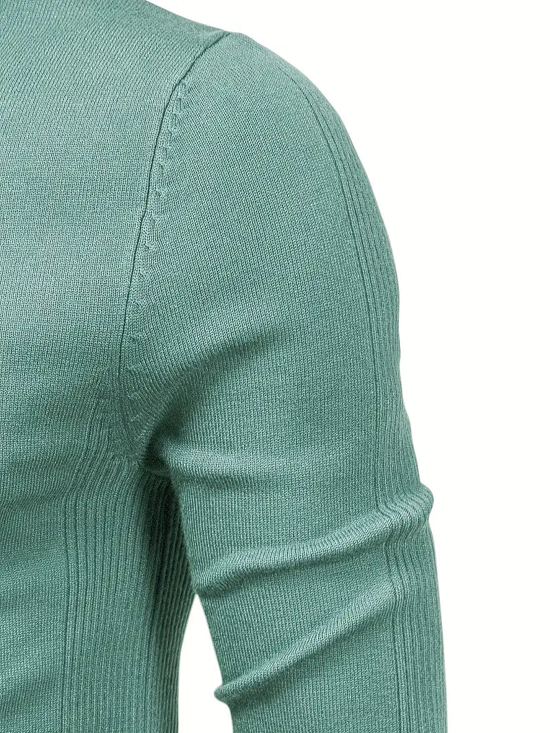 Grüner Strickpullover aus Baumwolle, Nahaufnahme, Textur, Herrenmode, elegantes Design.