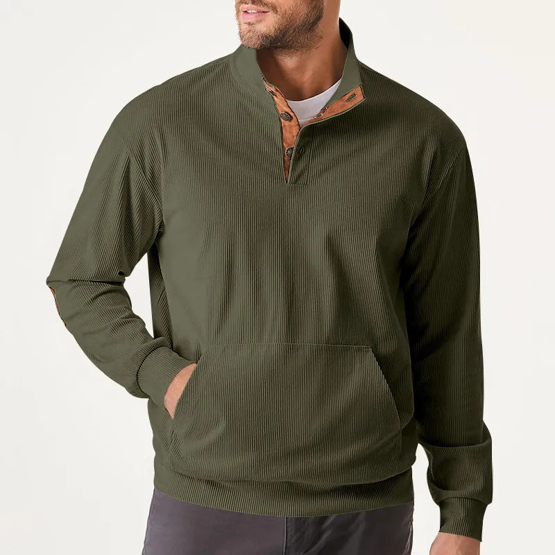 Grüner Herrenpullover mit Stehkragen, Knopfleiste und Kängurutasche aus Baumwolle.