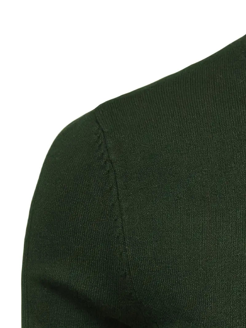 Dunkelgrüner Strickpullover aus Baumwolle, Nahaufnahme, weiches Material, modisch, bequem.