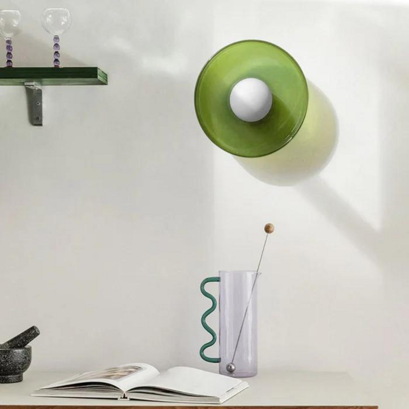 Grüner Glaslampenschirm an weißer Wand, modernes Design, minimalistisches Interieur.