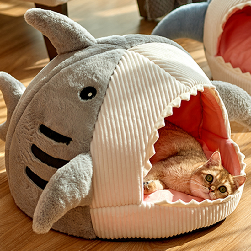 Graues Haifisch-Katzenbett aus Plüsch, gemütlich, mit Katze, ideal für Haustiere, Tierbett.