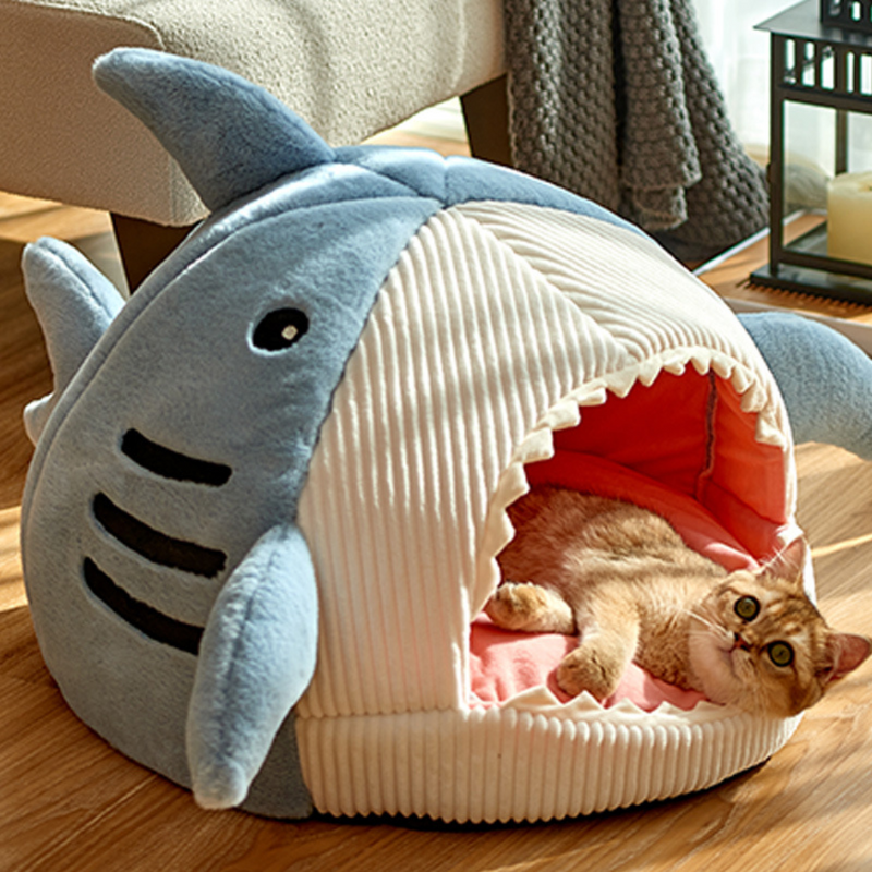 Katzenbett Hai-Design, blau-weiß, Plüsch, gemütlich, Haustierhöhle, Katzenhaus, lustig.
