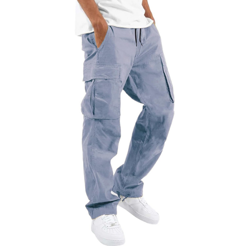 Mann trägt blaue Cargo-Hose, Baumwolle, lässig, mit Taschen, kombiniert mit weißen Sneakers.