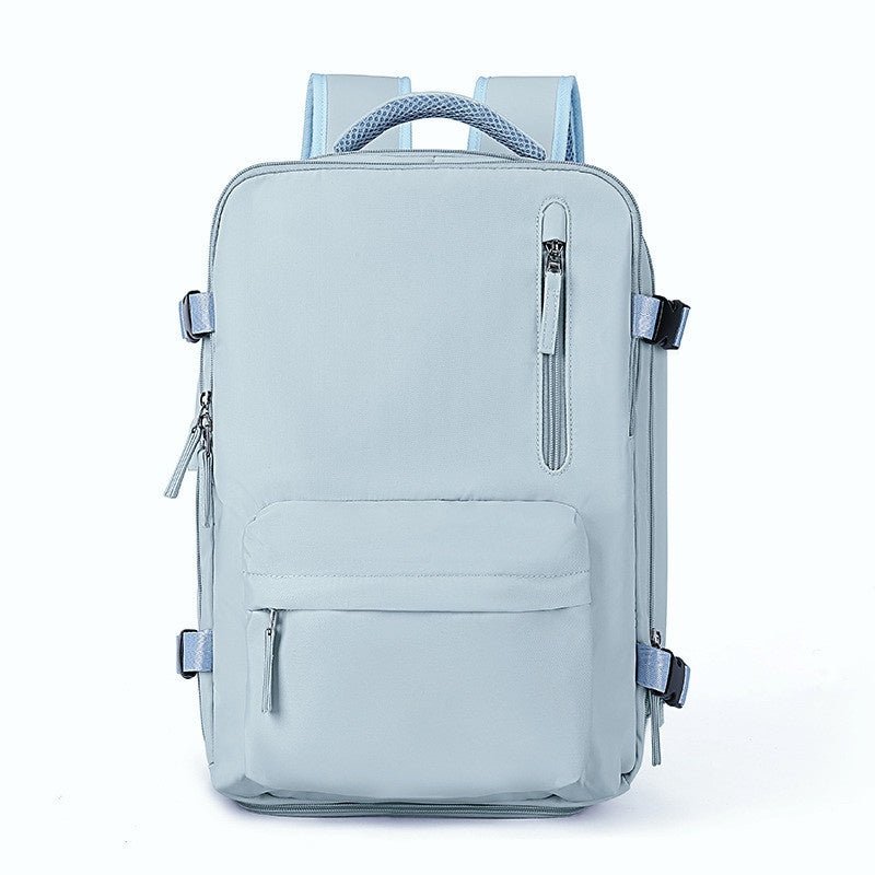 Hellblauer Rucksack, rechteckig, mit mehreren Reißverschlusstaschen, ideal für Schule oder Reisen.