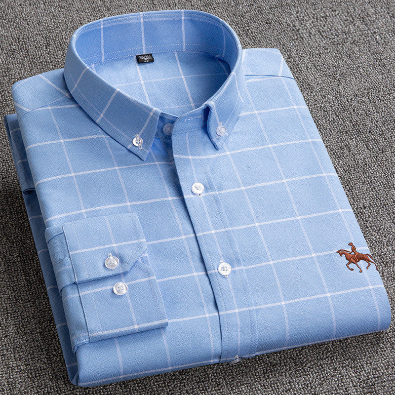 Hellblaues kariertes Herrenhemd, Baumwolle, Knöpfe, gesticktes Pferdemotiv, Business Casual.