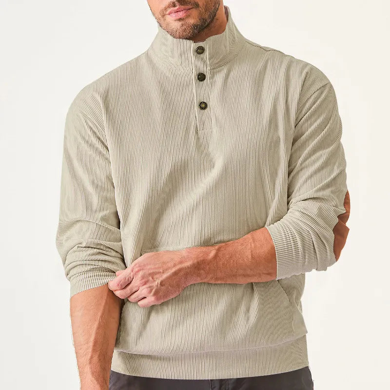 Mann trägt beige Herrenpullover mit Stehkragen und Knopfleiste, lässige Herrenmode.