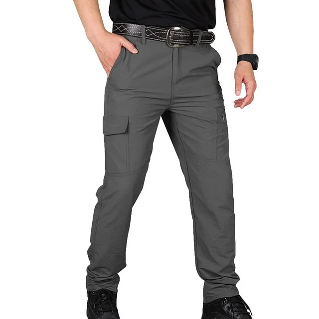 Graue taktische Herren-Cargohose, wasserfest, verschleißfest, mit mehreren Taschen.