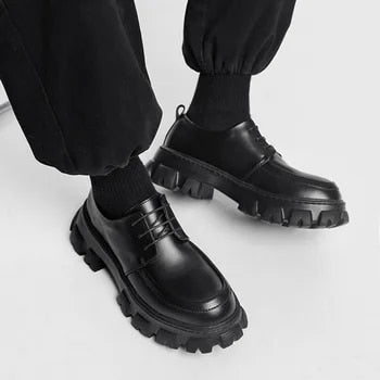 Schwarze Herren-Ledersneaker, dicke Sohle, formell, 2022, modisch, bequem.