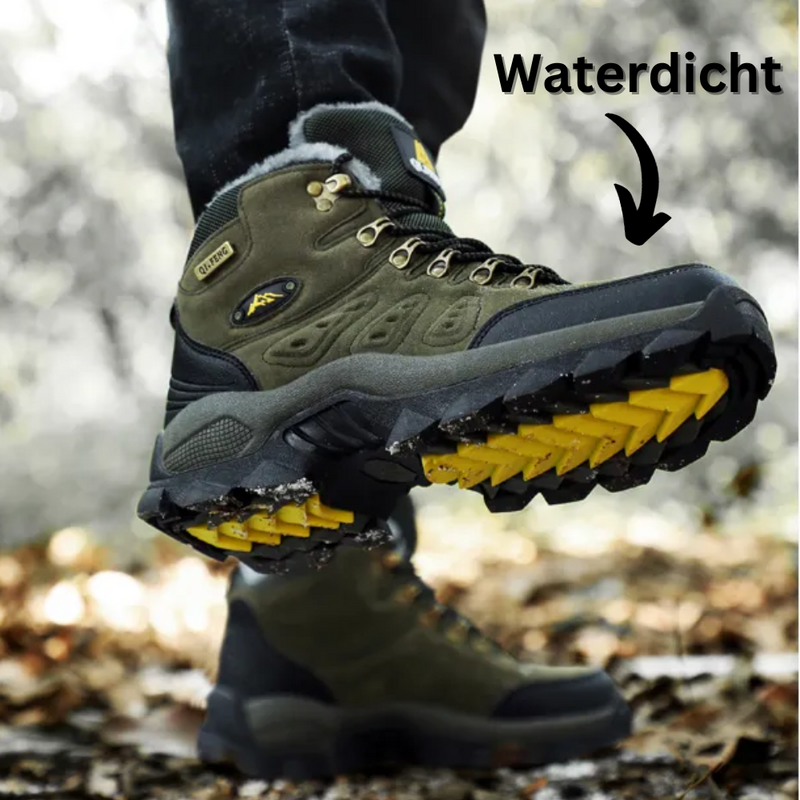 Wasserdichter Wanderstiefel, olivgrün, rutschfeste gelbe Sohle, Outdoor-Abenteuer.