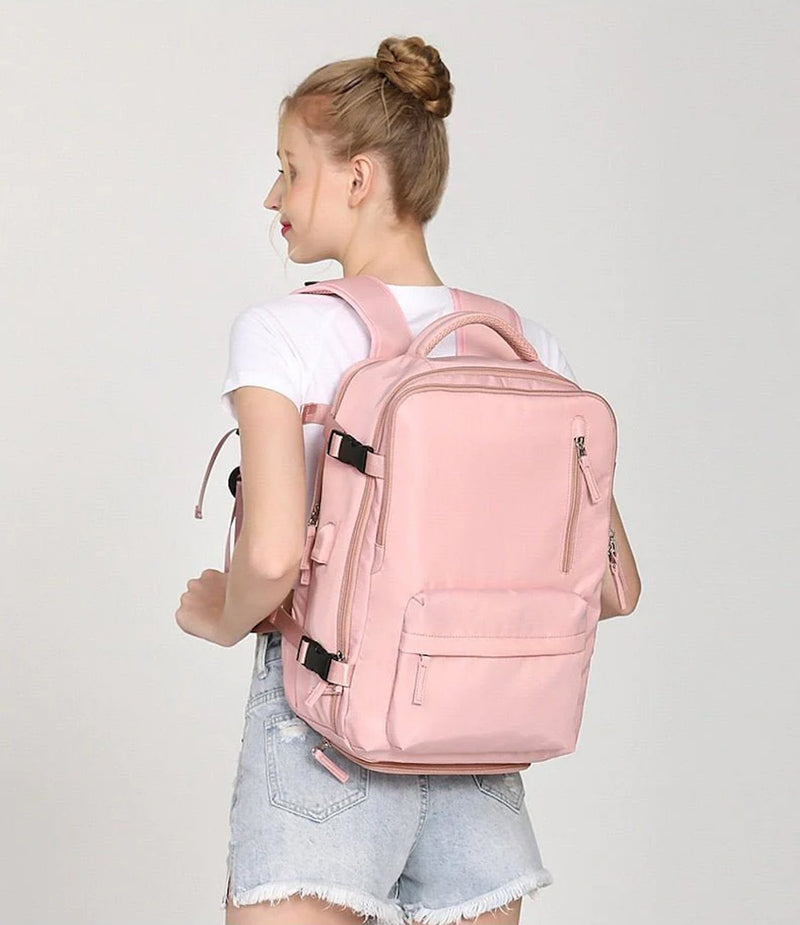 Frau mit rosa Rucksack, modisch, praktisch, ideal für Schule oder Reisen, aus robustem Material.