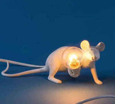 Weiße Mauslampe mit Glühbirne, modernes Design, Tischleuchte, blauem Hintergrund.