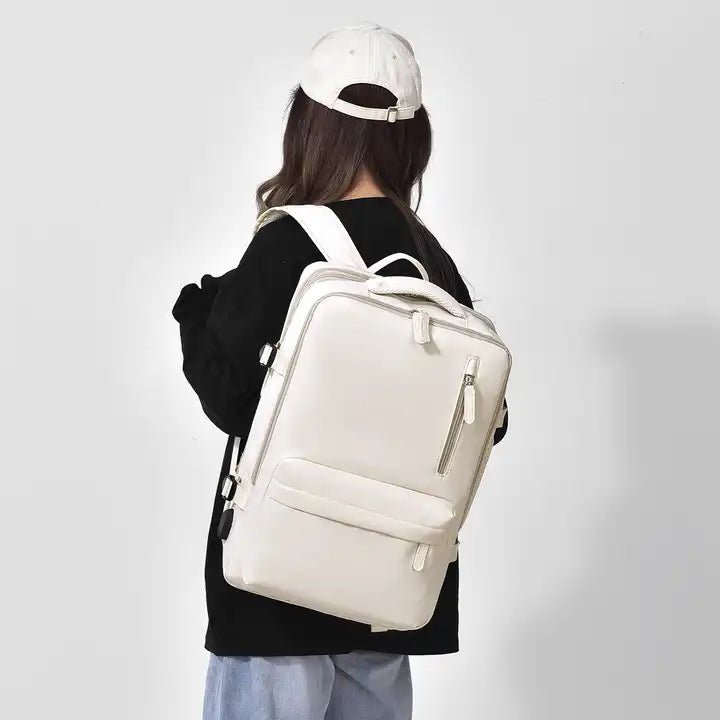 Frau mit weißem Rucksack, lässiger Stil, modisch, ideal für Reisen und Alltag.