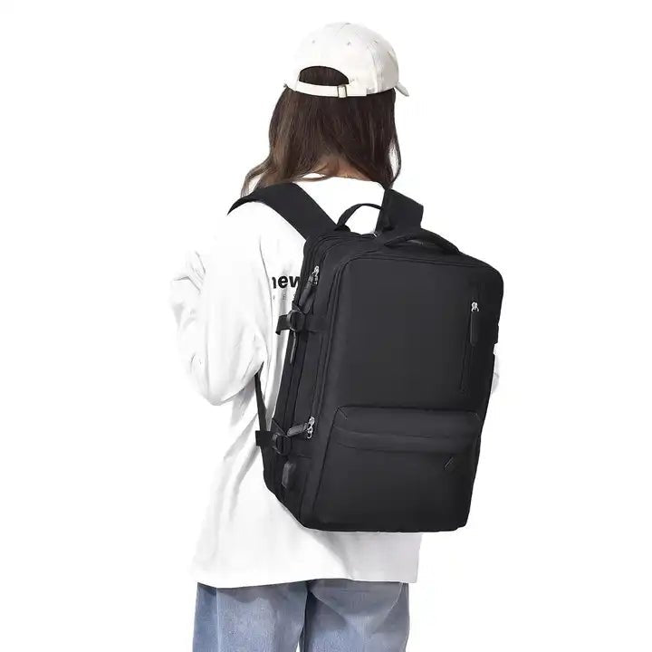 Frau mit schwarzem Rucksack, lässige Kleidung, weißes T-Shirt, Jeans, Baseballkappe.