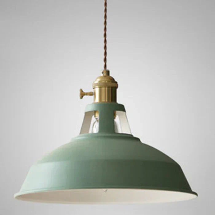 Grüne industrielle Hängelampe aus Metall mit Messingakzenten, Vintage-Stil, Innenbeleuchtung.
