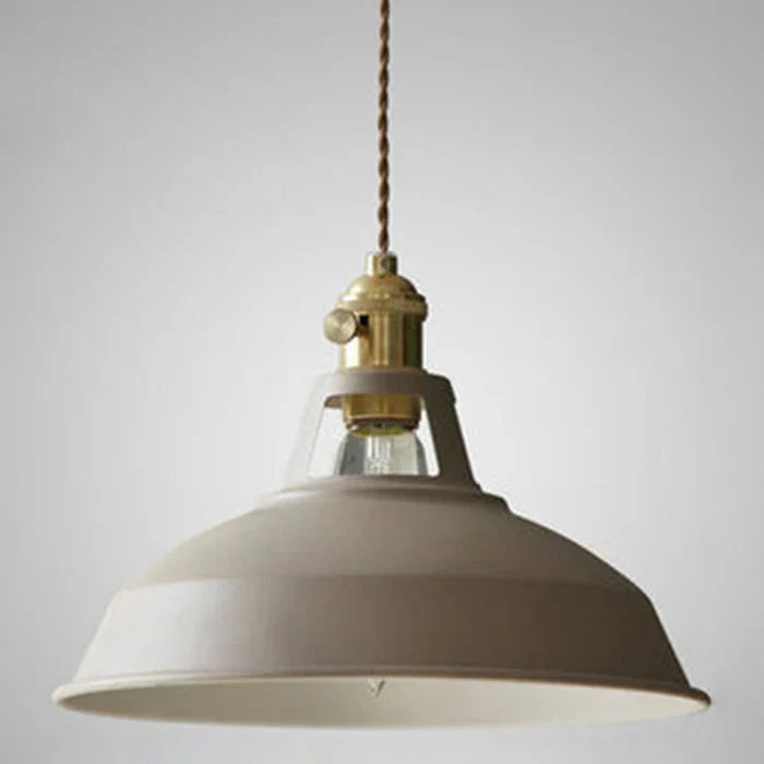 Industrielle Hängelampe aus Metall, beige, Vintage-Stil, E27-Fassung, Retro-Beleuchtung.