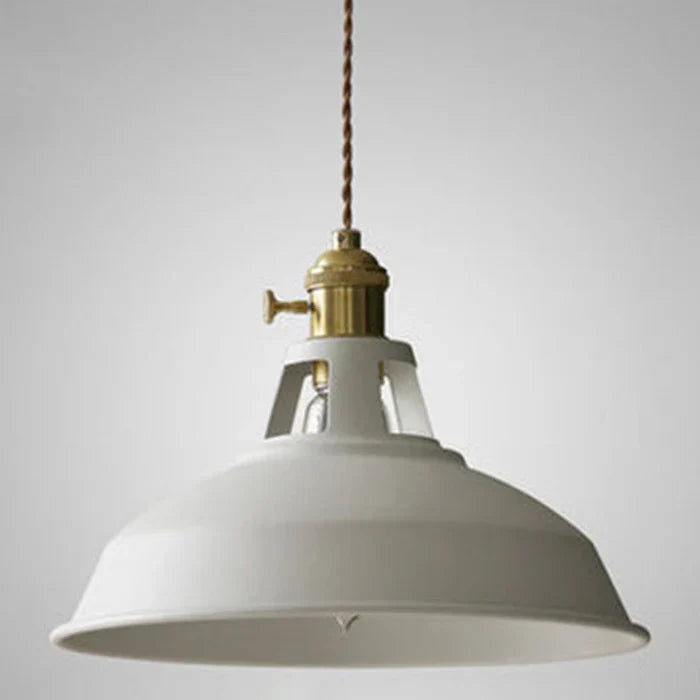 Weiße industrielle Hängelampe mit Messingakzent, Vintage-Stil, für Wohnzimmerbeleuchtung.