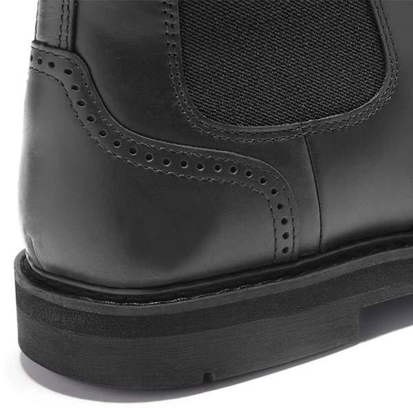 Schwarzer Lederstiefel, Detailansicht, robuste Sohle, elegantes Design, Herrenmode.
