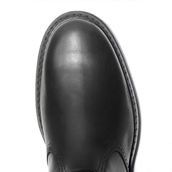 Schwarzer Lederschuh, Nahaufnahme, runde Spitze, elegantes Design, Herrenschuh.