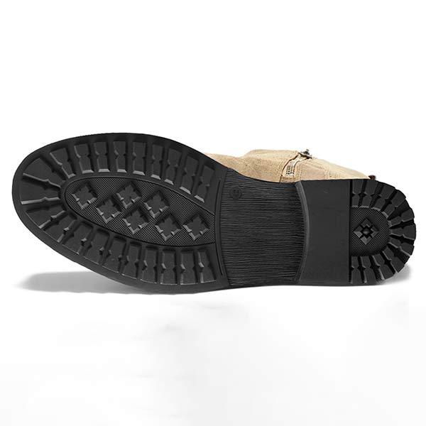 Beige Stiefelsohle mit schwarzem Profil, rutschfest, robustes Design für Outdoor-Aktivitäten.