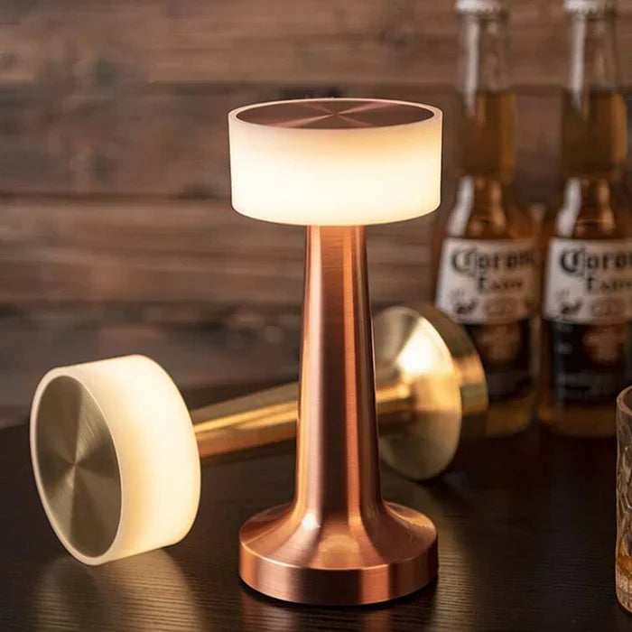 Kabellose Tischlampe aus Kupfer, modernes Design, LED-Beleuchtung, ideal für Wohnzimmer.