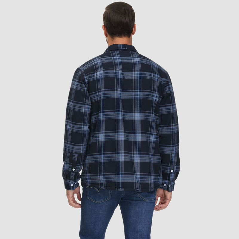 Mann in blau kariertem Flanellhemd, Rückansicht, lässige Herrenmode, Jeans, Freizeitkleidung.