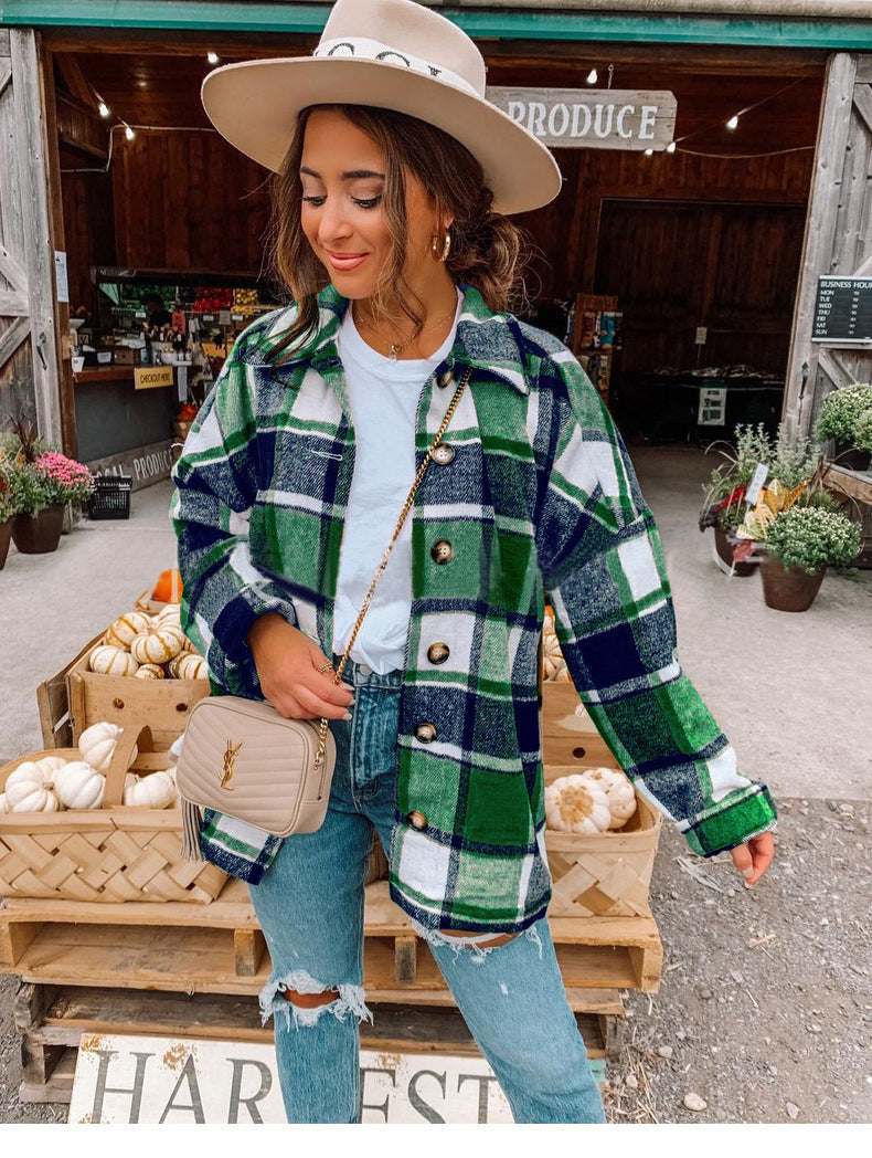 Frau in karierter Jacke und Hut vor Bauernmarkt, Herbstmode, lässiger Stil, Jeans, Umhängetasche.