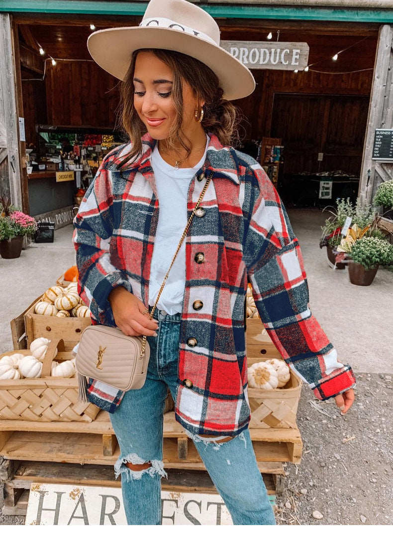 Frau in karierter Jacke und Hut vor Bauernmarkt, Herbstmode, lässiger Stil, Jeans, Umhängetasche.