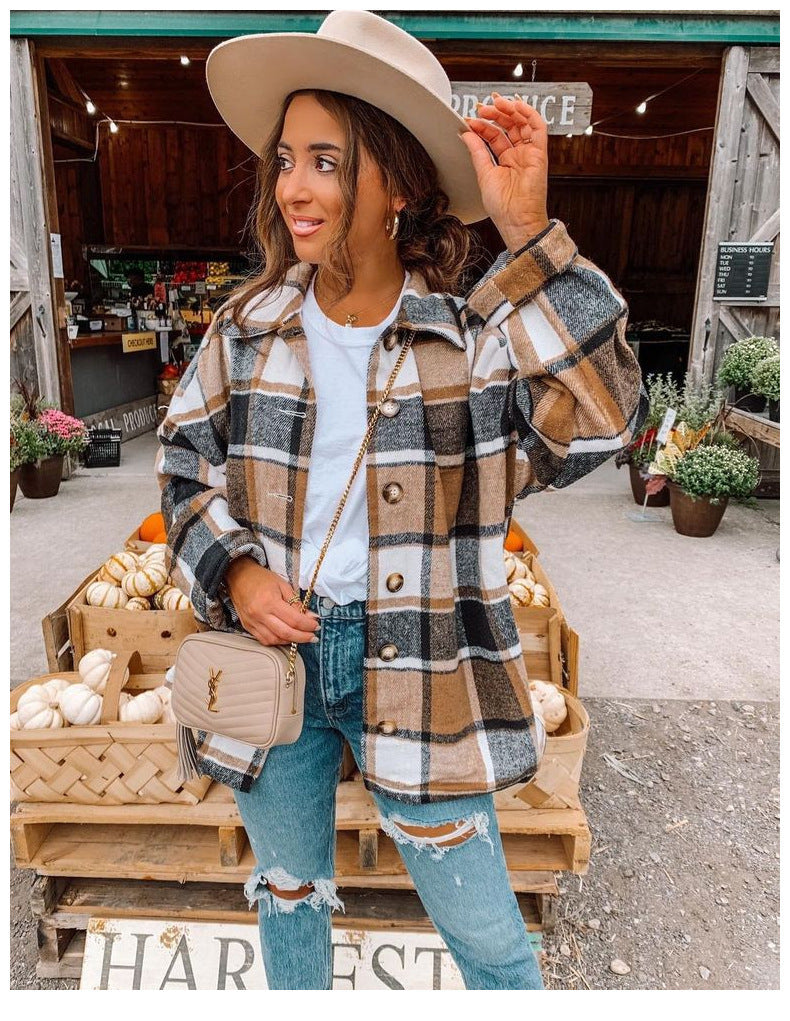 Frau in kariertem Mantel und Hut vor Bauernmarkt, Herbstmode, lässiger Stil, Outdoor.