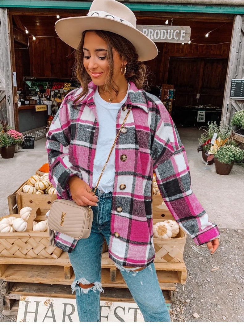 Frau in karierter Jacke und Hut vor Bauernmarkt, Herbstmode, lässiger Stil, Outdoor.