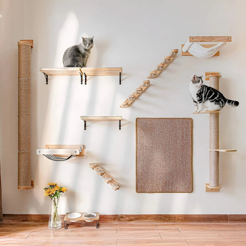 Katzenkletterwand aus Holz mit Sisal, Hängematte und Treppen, ideal für aktive Katzen.
