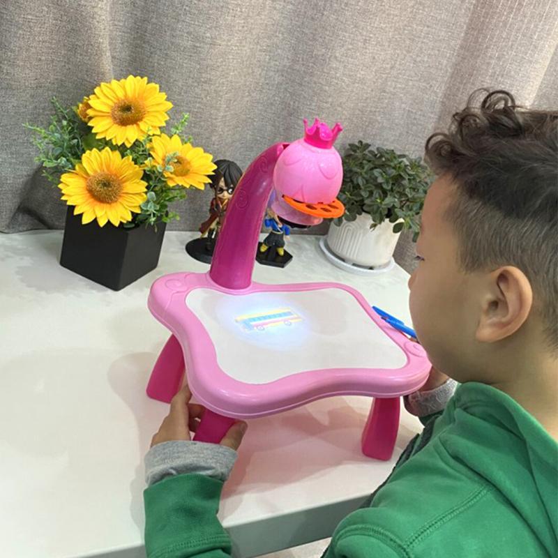 Junge mit rosa Projektor-Zeichentisch, Sonnenblumen im Hintergrund, Kinderzimmer-Dekor.