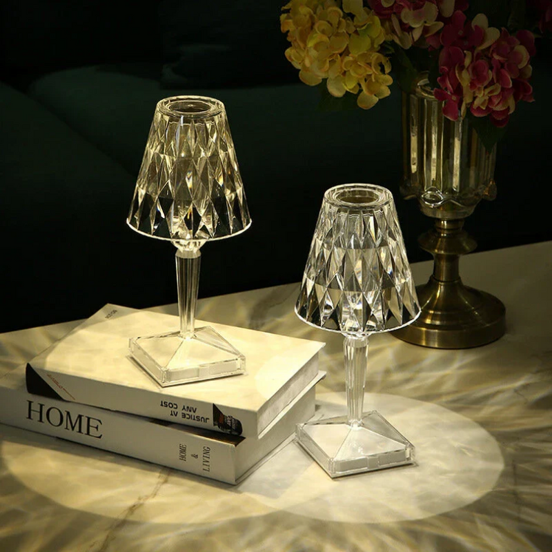 Zwei Kristall-Tischlampen auf Marmortisch, dekorative Beleuchtung, elegantes Design.