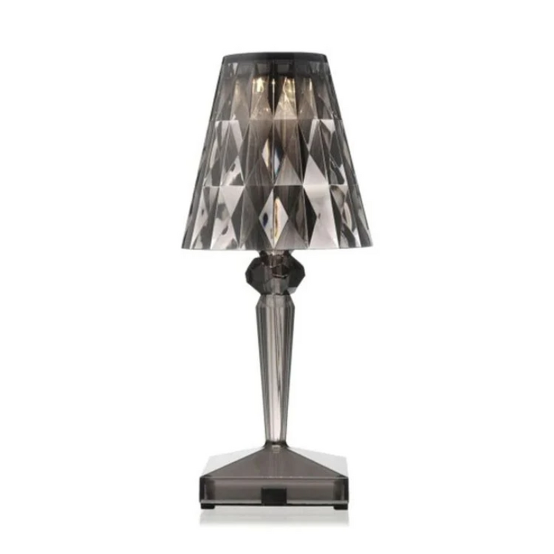 Rauchgraue Kristalltischlampe, modernes Design, facettierter Schirm, elegante Wohnkultur.