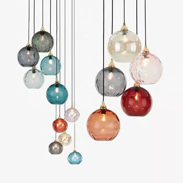 Mehrfarbige Glas-Pendelleuchten, modern, kugelförmig, Wohnzimmerbeleuchtung, dekorativ.