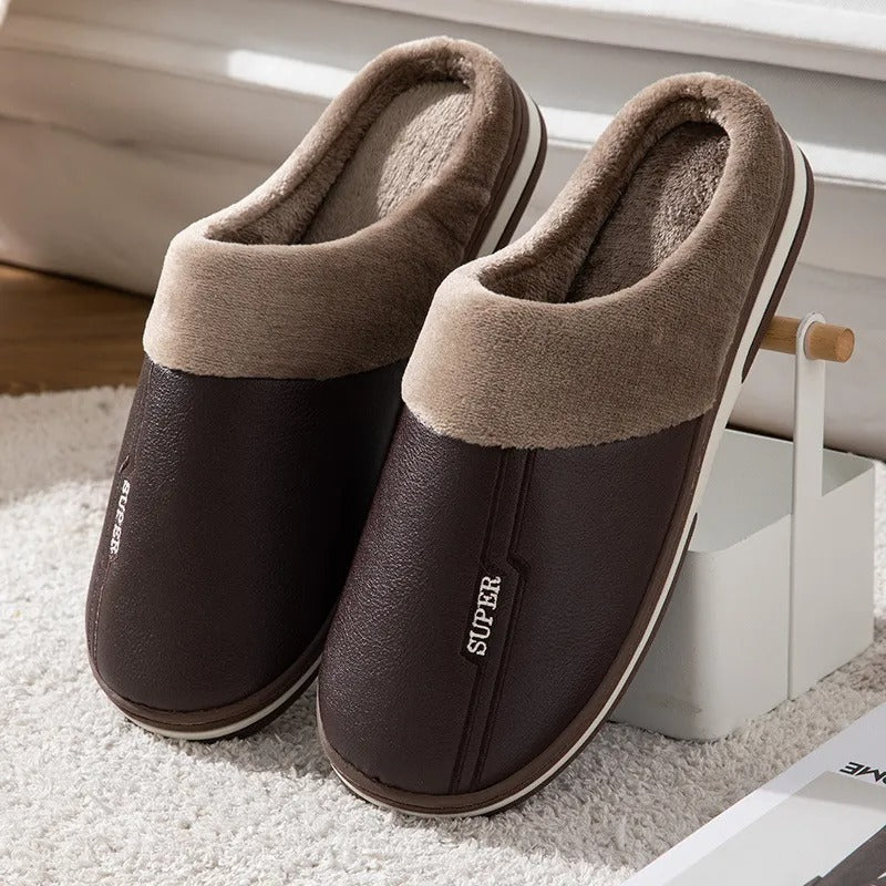 Braune Hausschuhe mit Fellfutter, rutschfeste Sohle, gemütlich, warm, für Herren und Damen.
