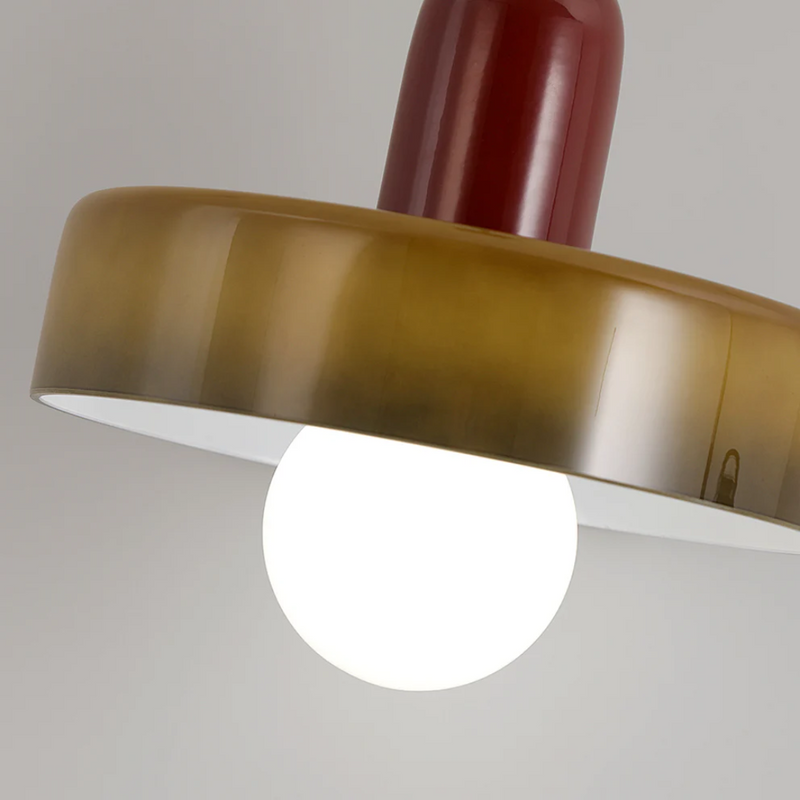 Moderne Hängelampe, braun-gold, mit weißer Glühbirne, minimalistisches Design, Innenbeleuchtung.