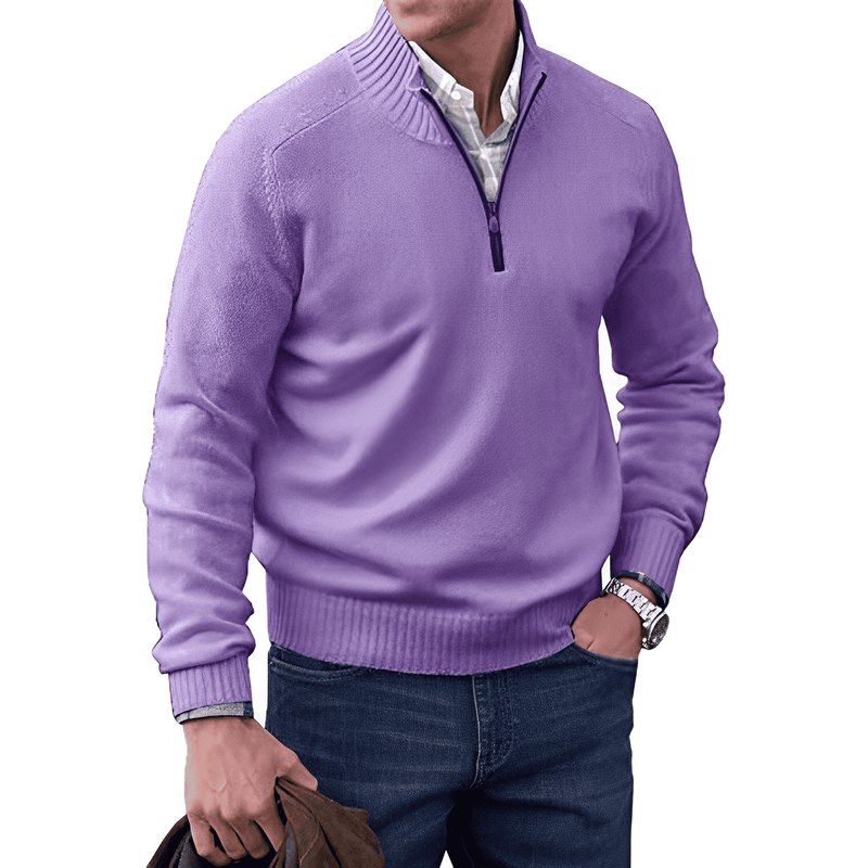 Mann in lila Pullover mit Reißverschluss, Hemd, Jeans; modische Herrenbekleidung, Freizeitlook.