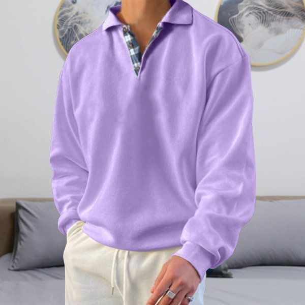 Mann in lila Polohemd und weißen Hosen, modernes Wohnzimmer, stilvolle Freizeitkleidung.